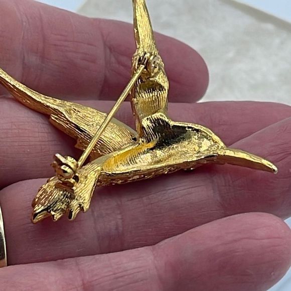 Vintage golden hummingbird in flight brooch - Picture 6 of 7